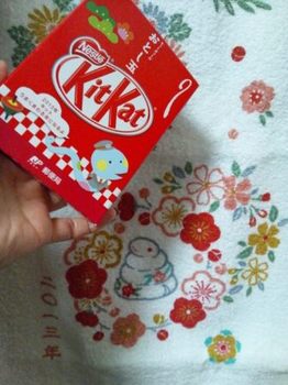 20130106 おとし玉KitKat&巳年ﾀｵﾙ.JPG
