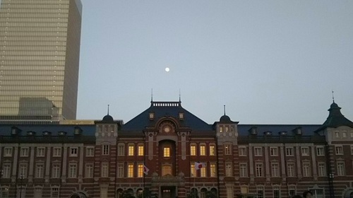 20180428 東京駅舎と月.jpg